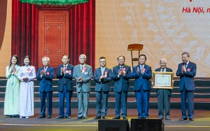 Báo chí Cách mạng Việt Nam đón nhận Huân chương Hồ Chí Minh