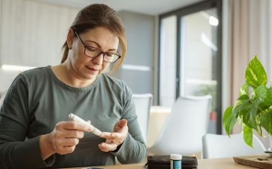 Người bệnh đái tháo đường có nên uống nước ép trái cây?