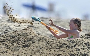 Cẩn trọng với hố cát khi cho trẻ vui chơi trên bãi biển
