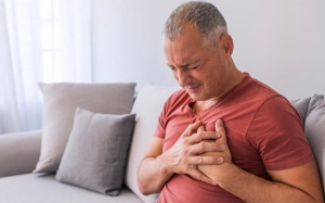Uống đầy đủ thuốc huyết áp vẫn đau ngực, mệt có phải do tim yếu?