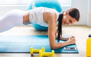 Tập gì ở nhà để cánh tay thon gọn, lưng chắc khỏe?