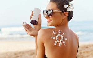 Bí kíp bảo vệ da bất chấp nắng gió khi đi biển 