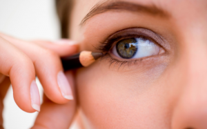 Đừng để mắt yếu đi vì những thói quen này