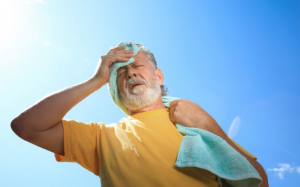 Nắng nóng cực đoan: Mối nguy thầm lặng với người trên 50 tuổi