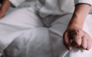 Tại sao người già hay bị run tay khi ngủ dậy?