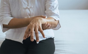 Run tay vô căn 4 tháng dùng TPBVSK Vương Lão Kiện được không?