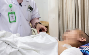 Bệnh viện Việt Đức cứu sống bệnh nhân bị vỡ gan, lộ nội tạng sau tai nạn giao thông