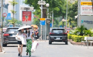 Bắc Bộ nắng nóng 'đổ lửa', Nam Bộ mưa rào