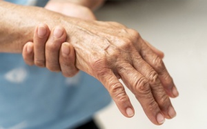 Huyết áp thấp có gây run chân tay không?