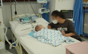 Bé trai 15 tháng tuổi suy hô hấp nặng vì uống nhầm tinh dầu đuổi muỗi