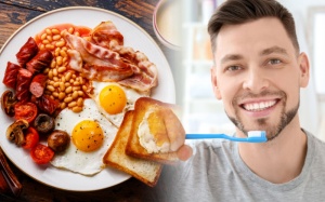 Nên đánh răng trước hay sau khi ăn sáng?