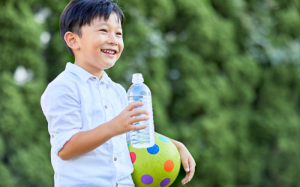 5 mẹo giúp trẻ uống đủ nước mỗi khi đi học
