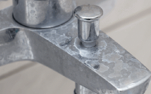 Làm sao để loại bỏ cặn calci trên vòi nước?