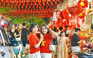 Phố Hàng Mã rộn ràng đón 'Tết Độc Lập'!