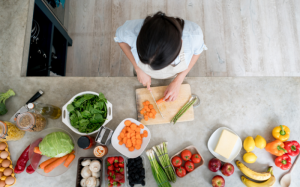 Tự nấu ăn và lựa chọn thực phẩm ít chế biến giúp giảm cân hiệu quả hơn?