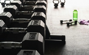 Hướng dẫn tìm mức tạ phù hợp cho người mới tập gym