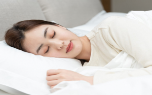 Ngủ nằm nghiêng có khiến gương mặt bị lệch?