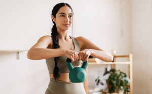 Thử ngay 3 bài tập bụng khi đứng cho vòng eo săn chắc