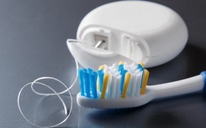 Nên dùng chỉ nha khoa hay đánh răng trước? 