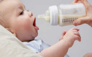 Thời điểm cho bú ảnh hưởng thế nào tới giấc ngủ của trẻ sơ sinh?