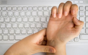 Những nguyên nhân khiến dân văn phòng bị run tay