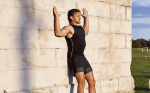 Một động tác đơn giản giúp cải thiện tư thế và giảm đau lưng