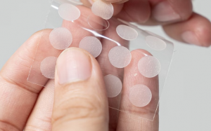 Miếng dán mụn hoạt động thế nào?