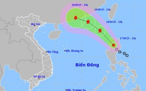 Áp thấp nhiệt đới vào biển Đông, có thể mạnh thành bão vào ngày mai