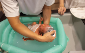 Làm thế nào để tắm cho trẻ sơ sinh một cách an toàn và nhẹ nhàng?