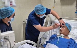 Thấy người bị tai nạn, Thứ trưởng Bộ Y tế ra tay giải nguy 