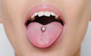 Xỏ khuyên lưỡi ảnh hưởng thế nào tới sức khoẻ răng miệng 