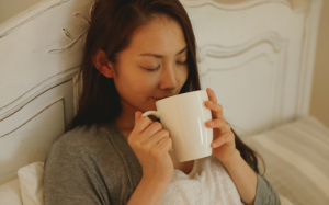 Tác dụng của việc uống đồ uống ấm trước khi đi ngủ?