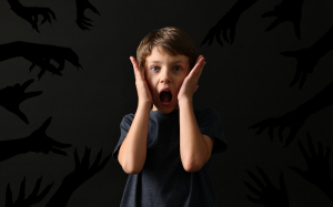 Mẹo giúp trẻ vượt qua nỗi sợ bóng tối trước giờ đi ngủ