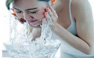 Ngâm mặt trong nước đá: Lợi ích và rủi ro cần biết