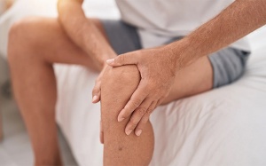 Bị run chân sau tai biến có phải bệnh Parkinson không?