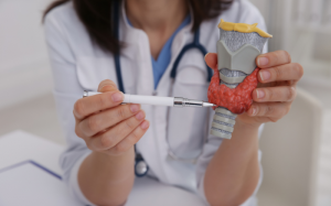 Bướu cổ do thiếu iod: Nguyên nhân, triệu chứng và cách cải thiện