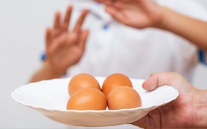 Nguyên nhân nào có thể khiến bạn bị dị ứng trứng?