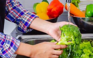 Rửa thế nào để làm sạch thuốc trừ sâu trên rau củ quả?