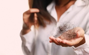 Có phải thận yếu gây rụng tóc không?