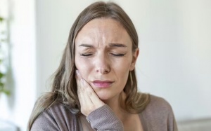 3 dấu hiệu ở miệng cảnh báo thiếu vitamin B12