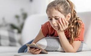 Dùng nhiều mạng xã hội ảnh hưởng đến não bộ trẻ thế nào?