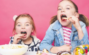 Làm gì khi trẻ nghiện đồ ăn vặt không lành mạnh?