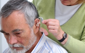 Tự nhiên bị ù tai bên phải có nguy hiểm không?