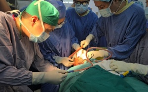 Phẫu thuật xuyên đêm cứu sống nam sinh bị thanh sắt đâm xuyên mặt