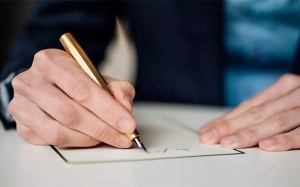 Run tay khi viết hay ký tên là bị làm sao?