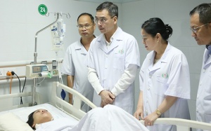 Tặng bằng khen cho 4 điều dưỡng xả thân cứu người ở Bệnh viện Sản Nhi Nghệ An