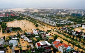 Trung Bộ tiếp diễn mưa lớn, nhiều nơi chìm trong biển nước