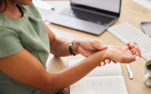 Bị run và đau nhức tay khi viết phải làm thế nào?