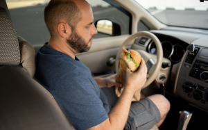 Lái xe sau khi vừa ăn no có thể nguy hiểm hơn bạn nghĩ