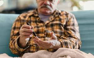 Mắc đái tháo đường, bị tê cứng tay về đêm có khỏi được không?